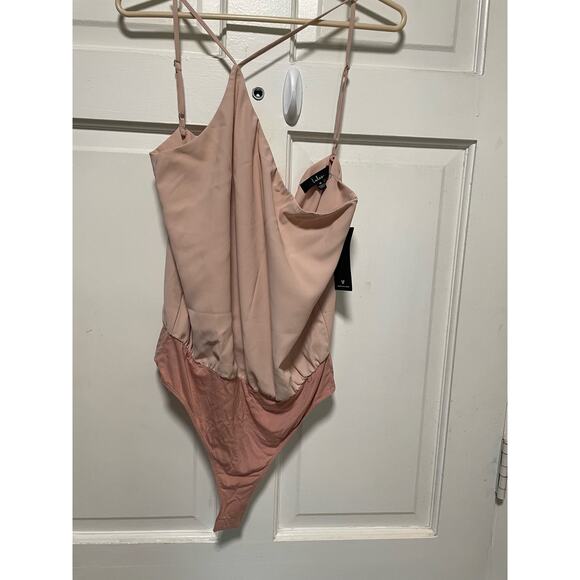 NWT Lulu’s Stylin' Babe Blush One-Shoulder Cowl Back Bodysuit Size M - Picture 3 of 8
